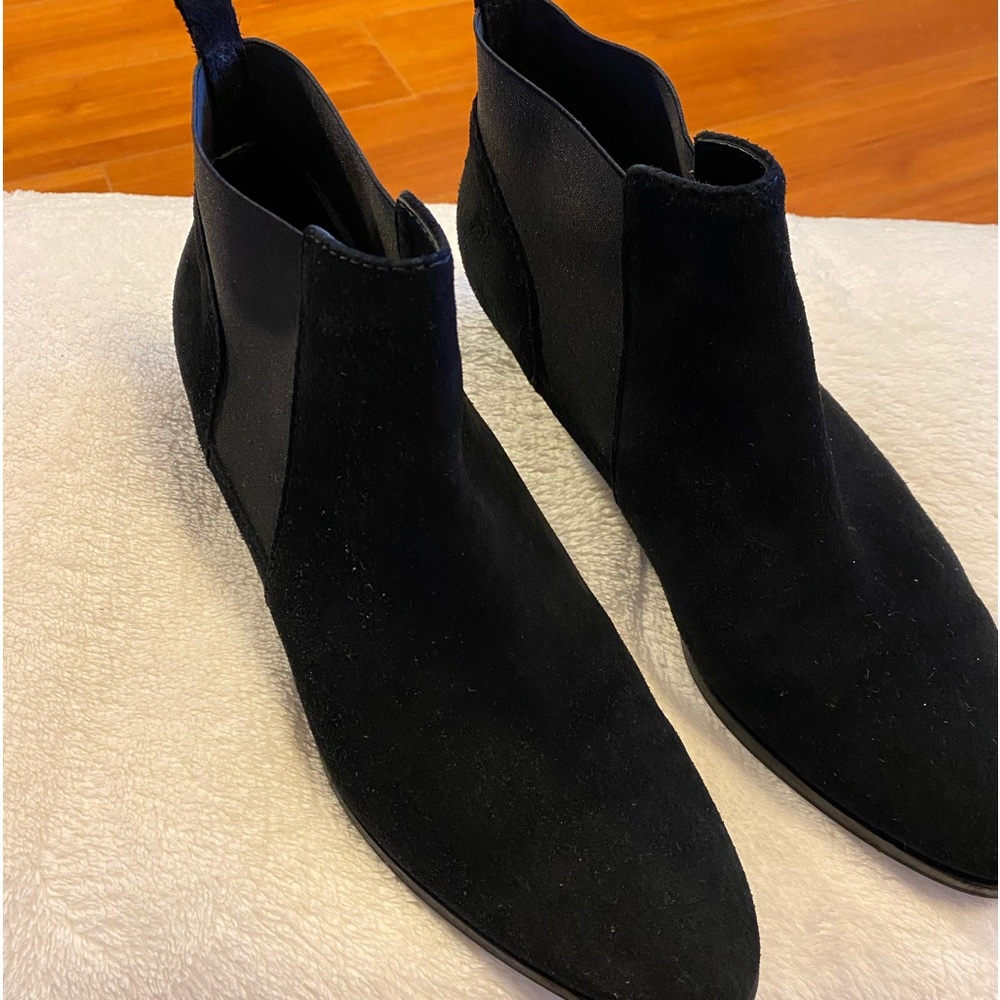 Aquatalia suede pull on bootie. Excellent condition! Made in Italy size 9.5M